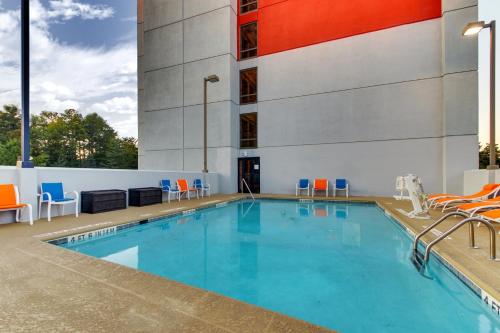 Holiday Inn Express & Suites Atlanta Perimeter Mall Hotel, an IHG Hotel