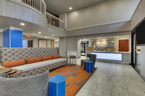 Holiday Inn Express & Suites Atlanta Perimeter Mall Hotel, an IHG Hotel