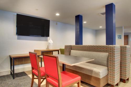 Holiday Inn Express & Suites - Lincoln East - White Mountains an IHG Hotel - image 3