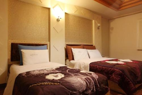 Motel Nine Hollywood Motel is perfectly located for both business and leisure guests in Daejeon. The property offers guests a range of services and amenities designed to provide comfort and convenience. Service-