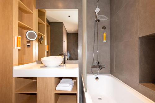 room detail thumbnail 2