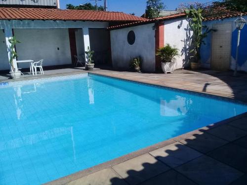 Casarão com piscina e churrasqueira