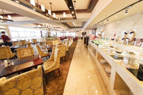 Restaurant, Qingdao Grand New Century Hotel in Qingdao
