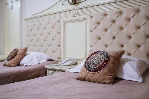2 twin beds