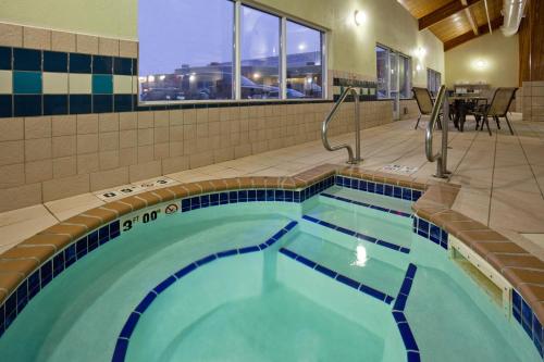 Holiday Inn Express Hotel And Suites Aberdeen By IHG - 수영장