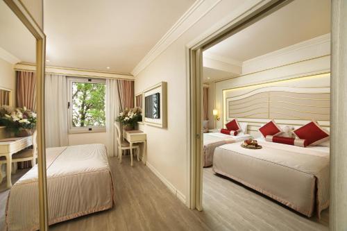 2 queen beds, 1 twin bed