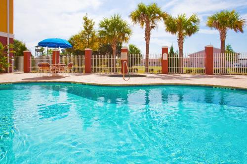 Swimming pool, Holiday Inn Express Hotel & Suites Port Richey in Bayonet Point (FL)