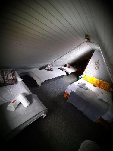 1 double bed, 3 twin beds