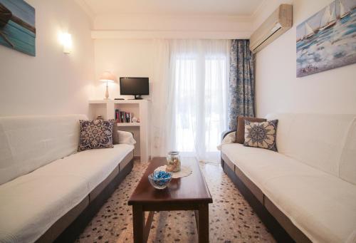  Quiet Apt in Tinos Town with A/C, Veranda & Kitchen in Tinos