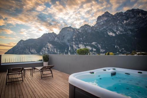 Suite with Hot Tub and Terrace