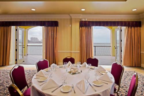 Holiday Inn Hotel & Suites Clearwater Beach an IHG Hotel - image 2