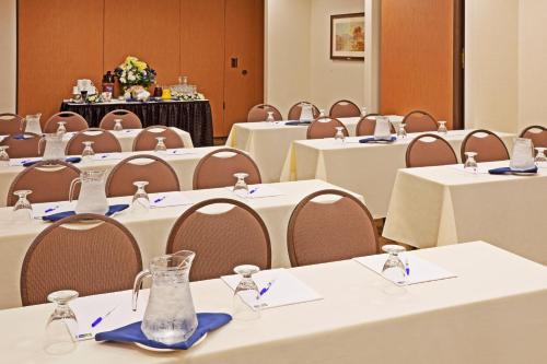 Holiday Inn Express & Suites Albany Airport Area - Latham