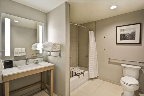 Queen Room with Two Queen Beds and Accessible Tub