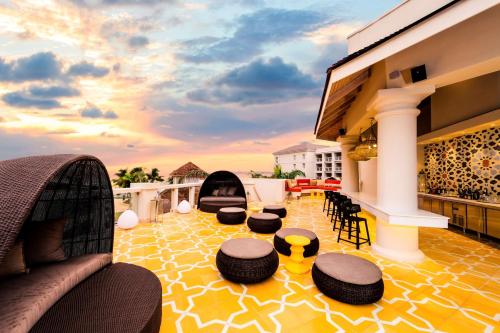 Pub, Hyatt Ziva Rose Hall All Inclusive in Montego Bay