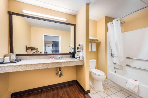 Econo Lodge - image 4