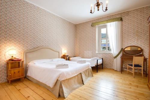 1 queen bed, 1 twin bed