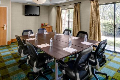 Holiday Inn Express Hotel & Suites Atlanta Buckhead an IHG Hotel - image 3