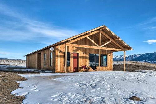 Secluded Paradise Valley Retreat with Stunning Views in Livingston, USA