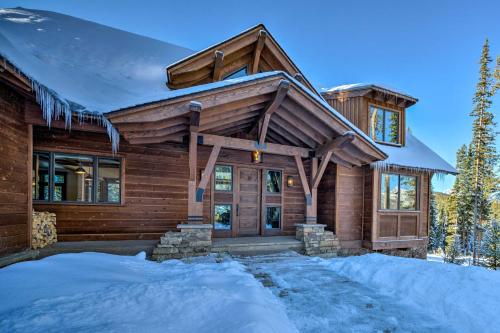 Custom Ski-InandOut Chalet with Hot Tub and Wet Bars! in Big Sky, USA