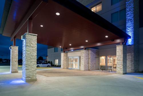 Holiday Inn Express & Suites Kingdom City