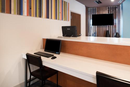 Holiday Inn Express & Suites Kingdom City, an IHG Hotel