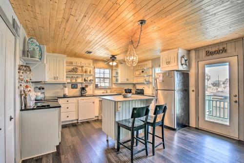 Family-Friendly Galveston Home Steps to Beach! - image 4
