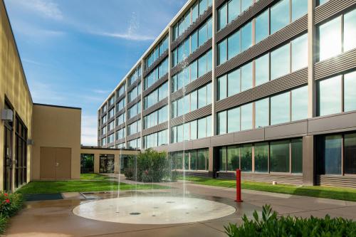 Holiday Inn and Suites Charleston West, an IHG Hotel