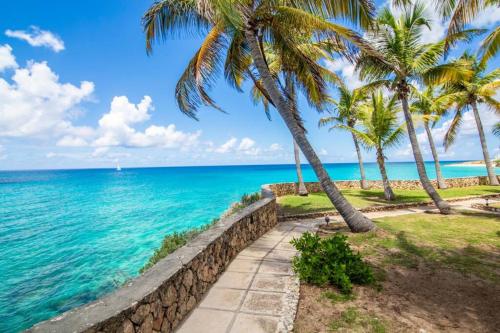 Beachfront and modern 3BR condo