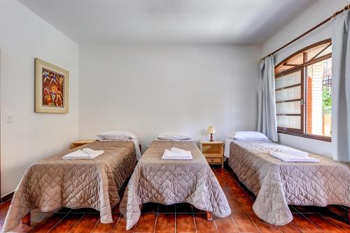 3 twin beds