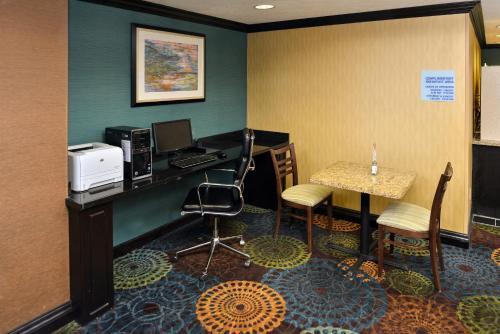 Holiday Inn Express Hotel & Suites Charlotte, an IHG Hotel