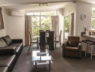 แอชลี่ คอร์ท โมเต็ล (Ashleigh Court Motel) near โมนาวาเล