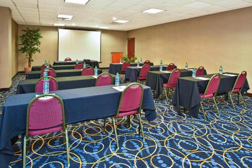 Holiday Inn Express and Suites Pittsburgh West Mifflin, an IHG Hotel