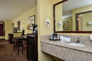 Best Western Plus Mansfield Inn and Suites