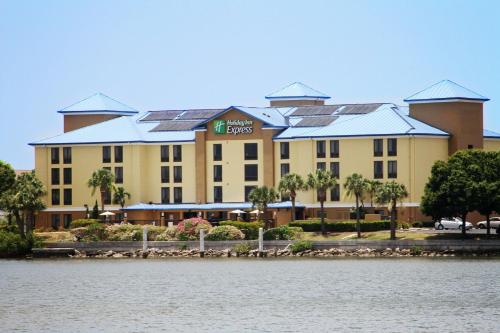 Exterior view, Holiday Inn Express Hotel & Suites Tampa-Rocky Point Island in Pelican Island