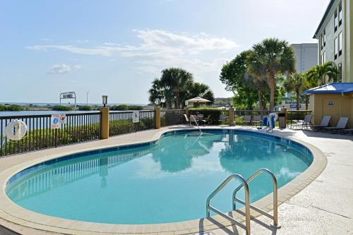 Swimming pool, Holiday Inn Express Hotel & Suites Tampa-Rocky Point Island in Pelican Island