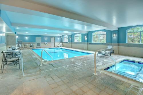 Holiday Inn Express Woodbridge an IHG Hotel - image 3