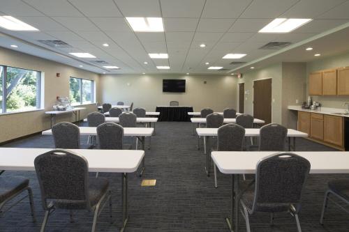 Holiday Inn Express & Suites La Porte an IHG Hotel - image 3