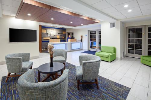 Holiday Inn Express Hotel & Suites San Diego-Escondido, an IHG Hotel