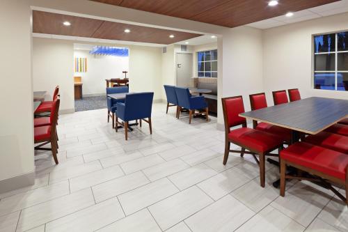 Holiday Inn Express Hotel & Suites San Diego-Escondido, an IHG Hotel