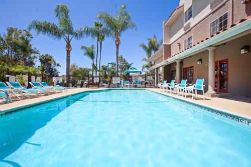 Holiday Inn Express Hotel & Suites San Diego-Escondido, an IHG Hotel