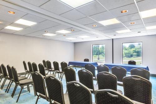 Holiday Inn Express & Suites Burlington - Mount Holly - image 3