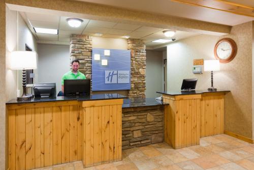 Holiday Inn Express Hotel & Suites Brainerd-Baxter