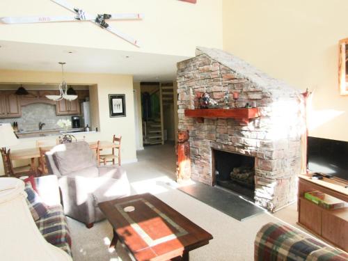 High Ceiling Skyleaf A9 Condo in Sugar Mountain, USA