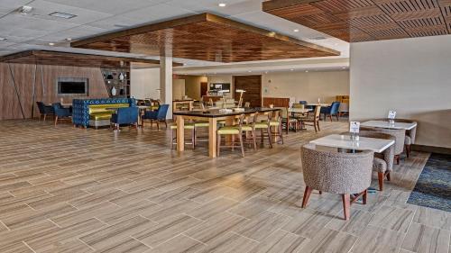 Holiday Inn Express Louisville Airport Expo Center by IHG in Louisville, USA