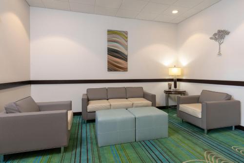 Holiday Inn Express & Suites - New Philadelphia Southwest, an IHG Hotel