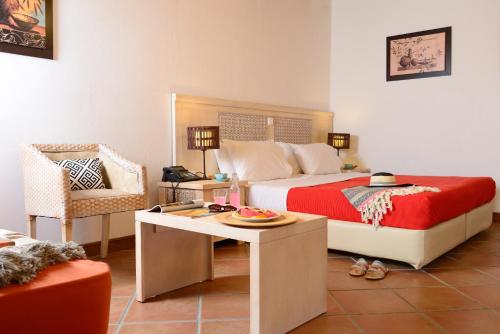 1 queen bed, 1 sofa bed
