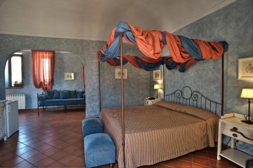 1 queen bed, 2 sofa beds