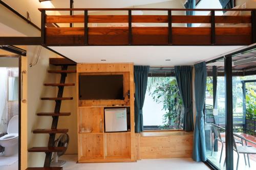 1 king bed, 2 futon beds