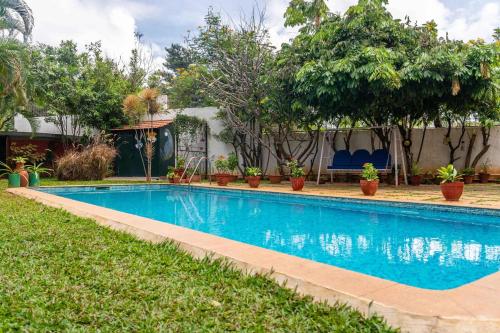 3BR Firefly Homestay with Private Pool & Terrace Access Whitefield Road, Бангалор
