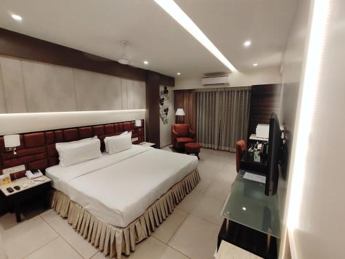 1 king bed, 1 twin bed